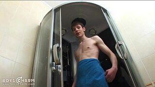 Bold twink enjoys a nice tug job in a shower cabin - porn video