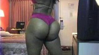Hot ebony babe shakes her big and round booty - porn video
