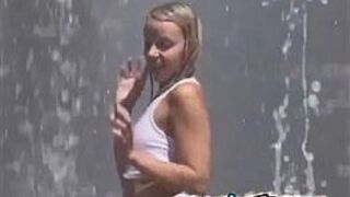 Flashing in the park fountain - porn video
