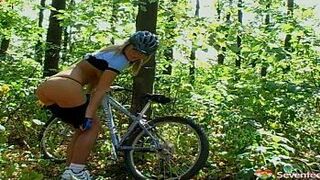 Super hot sporty girl plays with herself in the forest - porn video