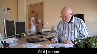 Old boss evaluates his young secretary with fuck - porn video